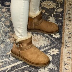 EUC UGG Mini Side Brooch Boots in Chestnut